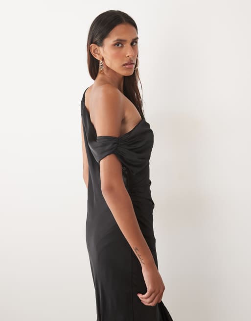 ASOS DESIGN Tall klänning med sänkt axelsöm och asymmetrisk godet-fåll i svart, 2 av 4