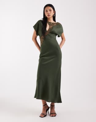 ASOS DESIGN Tall - Kleid aus Satin in Dunkelgrün mit asymmetrischem Schnitt, Spitzenapplikation und angesetzten Ärmeln
