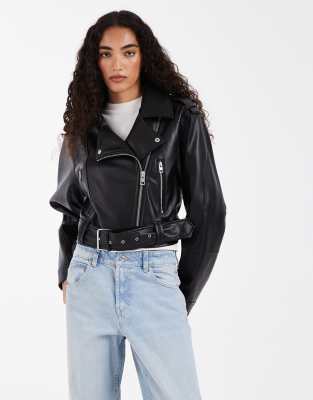 ASOS DESIGN Tall - Knapp geschnittene Bikerjacke in schwarzer Lederoptik