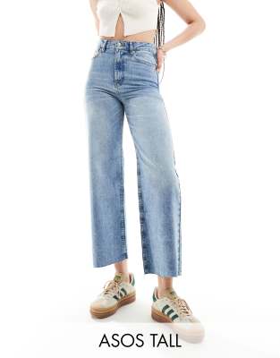 ASOS DESIGN Tall - Kurz geschnittene Jeans in Mittelblau mit weitem Bein