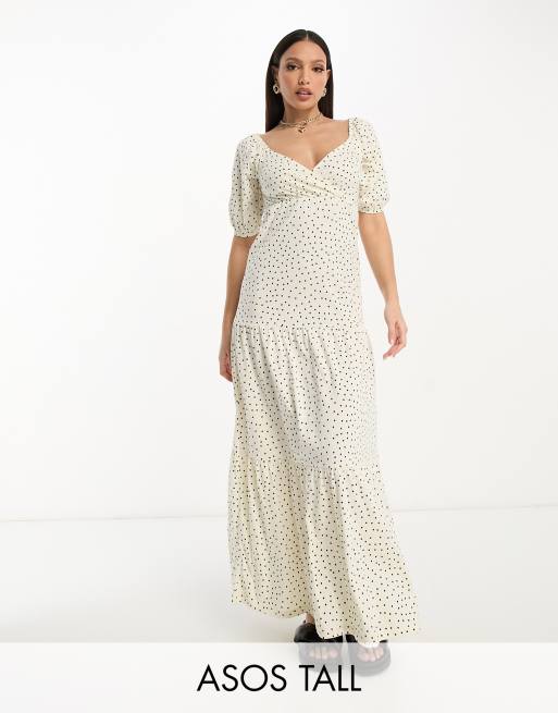 ASOS DESIGN Tall – Kurzärmliges, gestuftes Midi-Wickelkleid in Weiß mit Punkten