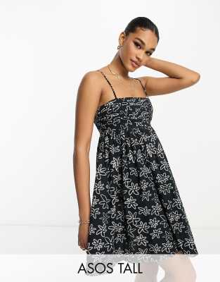 ASOS DESIGN Tall - Kurzes Babydoll-Sommerkleid aus Baumwolle in Schwarz mit weißem Blumenmuster und geraffter Brustparti...