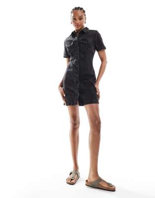 ASOS DESIGN Tall - Kurzes figurbetontes Denim-Hemdkleid in schwarzer Waschung