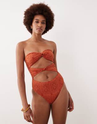 ASOS DESIGN Tall - Kyle and Brooke - Trägerloser Badeanzug in Rostrot mit verdrehter Vorderseite und Lochstickerei-Orang...