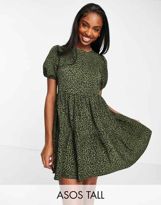 ASOS DESIGN Tall - Lagdelt mini-smockkjole i sort og khaki leopardprint