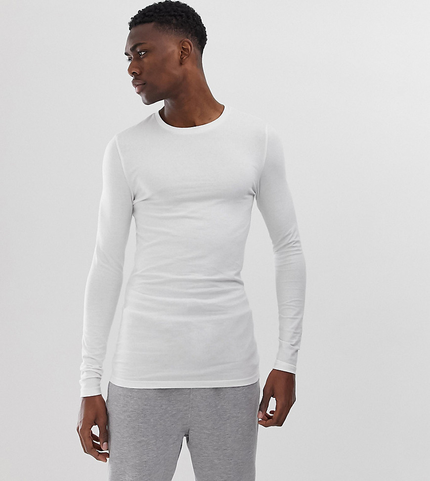 ASOS DESIGN Tall – Långärmad t-shirt av ekologisk bomull i muscle fit med rund halsringning-Vit