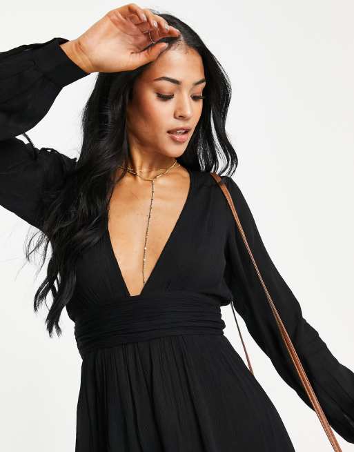 ASOS DESIGN Tall – Langärmliger, kurzer Strand-Jumpsuit in Schwarz mit tiefem Ausschnitt, 3 von 4