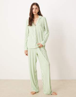 ASOS DESIGN Tall - Langärmliger superweicher Pyjama in Grün mit Streifen und Kontrast-Paspeln in Flieder-Bunt