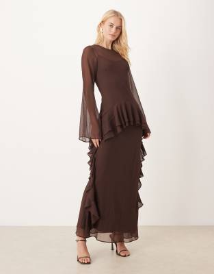 ASOS DESIGN Tall - Langärmliges Chiffon-Maxikleid in Schokobraun geblümt mit Rüschensaum-Brown
