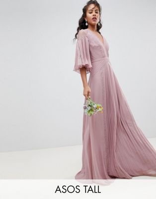 ASOS DESIGN - Tall - Lange, geplooide jurk met fladdermouwen, panelen en kanten inzetstukken-Roze