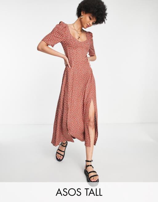 ASOS DESIGN Tall - Lange jurk met voorgevormde cups en splits in bruin met stippen