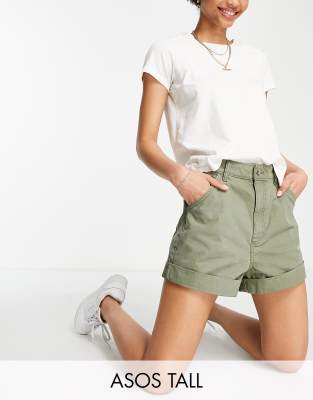 ASOS DESIGN Tall - Lässige Mom-Shorts in verwaschenem Khaki-Grün