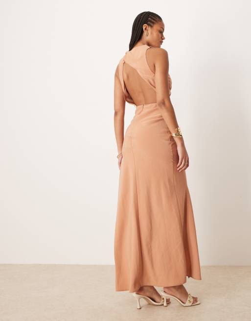 ASOS DESIGN Tall – Ljusbrun maxiklänning med asymmetrisk halsringning och metalldetalj, 2 av 4