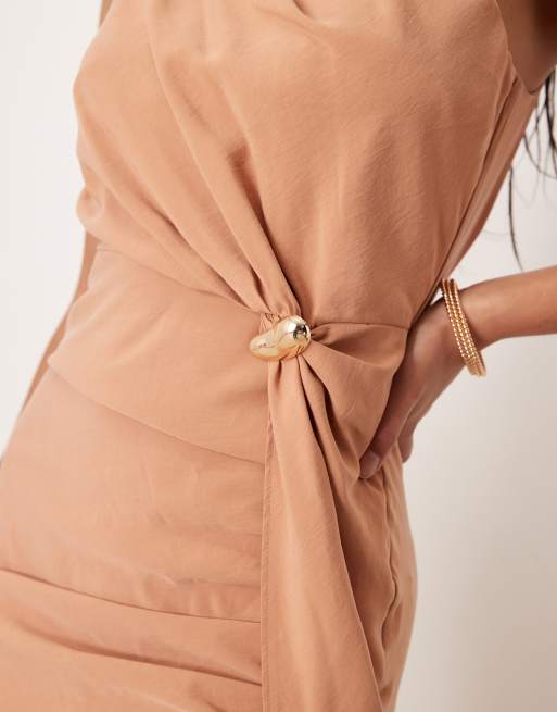 ASOS DESIGN Tall – Ljusbrun maxiklänning med asymmetrisk halsringning och metalldetalj, 4 av 4
