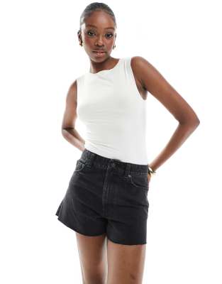 ASOS DESIGN Tall - Locker geschnittene Jeans-Shorts in verwaschenem Schwarz
