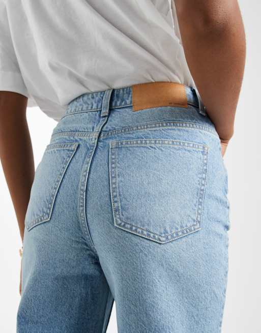 ASOS DESIGN Tall – Locker geschnittene Mom-Jeans in Mittelblau mit hohem Bund, 4 von 5