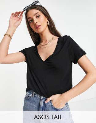 ASOS DESIGN Tall - Lockeres T-Shirt mit V-Ausschnitt in Schwarz