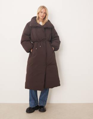 ASOS DESIGN Tall - Longline-Pufferjacke in Schokobraun mit Trichterkragen-Brown