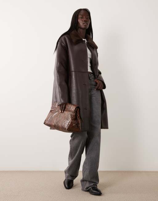 ASOS DESIGN Tall Longline-Shearlingjacke mit Faux-Fur-Futter in Dunkelbraun, 2 von 4