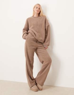 ASOS DESIGN Tall - Lounge-Kuschel-Set in Hellbraun mit Sweatshirt mit Rundhalsausschnitt und Hose mit weitem Bein-Brown