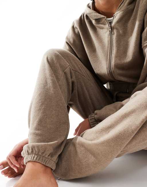 ASOS DESIGN Tall - Lounge - Mix en match - Fleece joggingbroek in bruin, 3 van 5