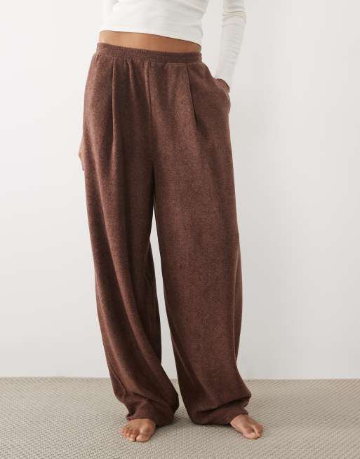 ASOS DESIGN Tall lounge mix og match let fleece balloon-joggingbuks i chokolade, 3 af 5