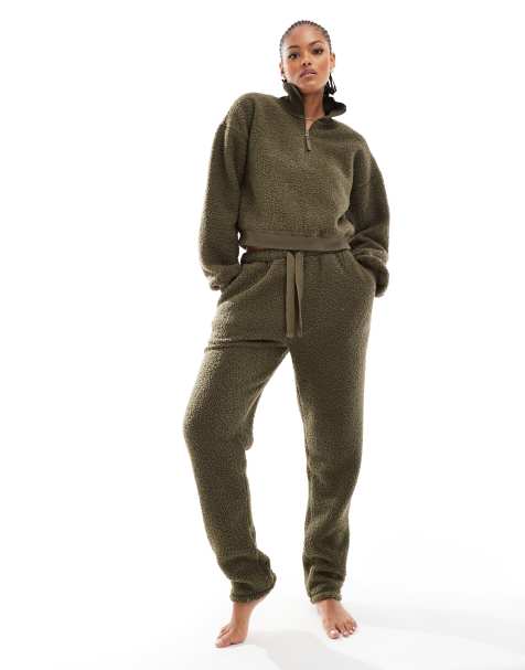 ASOS DESIGN Tall – Lounge-Set aus Teddyfell in Khaki, mit schmal zulaufender Hose und Sweatshirt mit Reißverschluss am Kragen - view 1