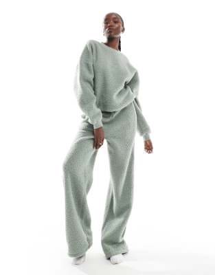 ASOS DESIGN Tall - Lounge-Set aus Teddyfell in Salbeigrün, mit Sweatshirt und Hose