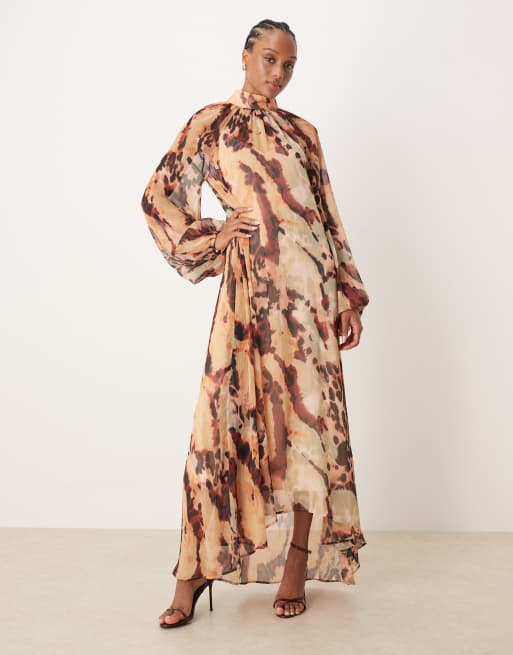 ASOS DESIGN Tall – Luźna brązowa sukienka maxi w abstrakcyjny zwierzęcy kwiatowy wzór z wiązaniem przy szyi i obniżonym dołem