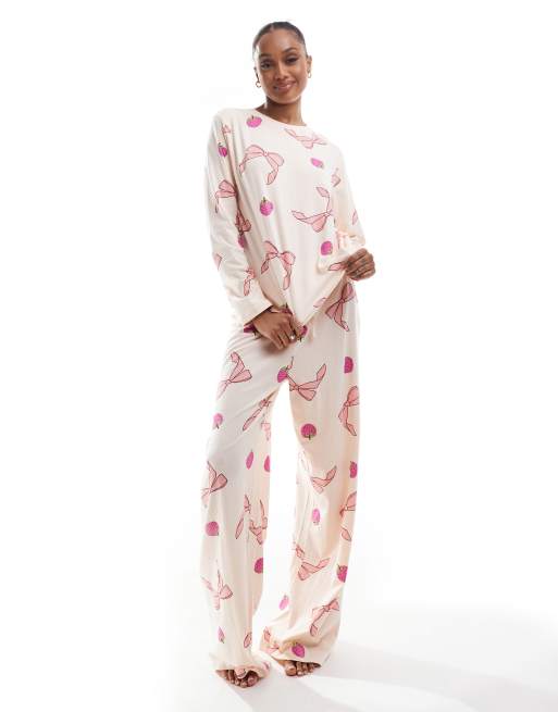 ASOS DESIGN Tall - Lyserødt pyjamassæt med langærmet top og bukser med sløjfe- og frugtprint
