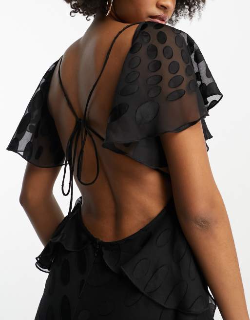 ASOS DESIGN Tall - Maxi jurk van gestippeld satijn met fladdermouwen en open achterkant in zwart, 3 van 4