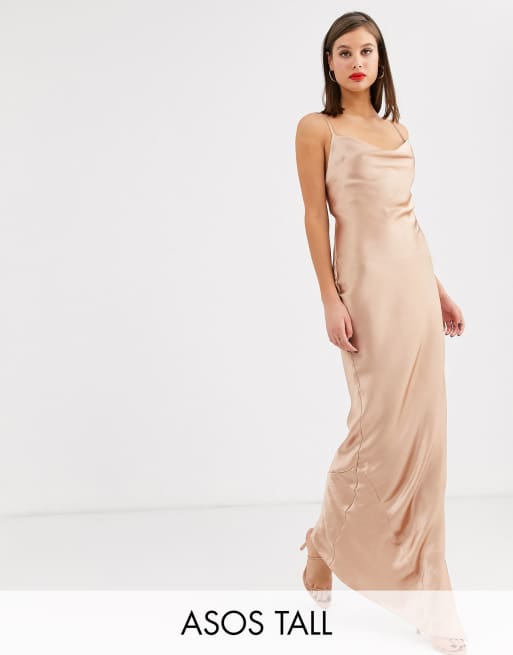 ASOS DESIGN Tall Maxi Tragerkleid aus hochglanzendem Satin mit geschnurter Ruckseite ASOS