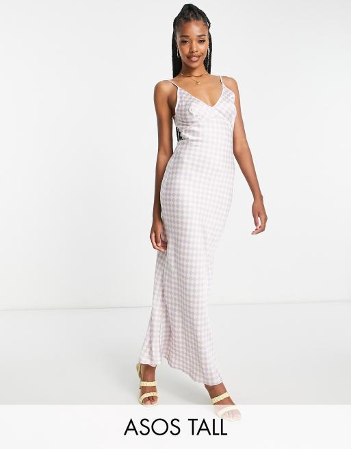 ASOS DESIGN Tall – Maxi-Trägerkleid in Flieder aus Satin mit High-Apex-Design und Schachbrettmuster