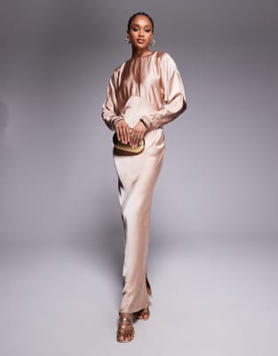 ASOS DESIGN Tall - Maxikleid aus Satin in Creme mit Fledermausärmeln-Weiß