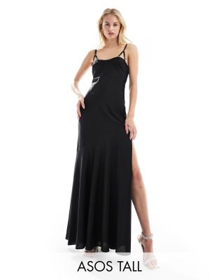 ASOS DESIGN Tall - Maxikleid aus schwarzem Satin mit Trägern mit Schnalle und ausgestelltem, langen Rock