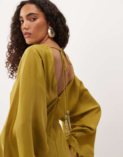 ASOS DESIGN Tall Maxikleid mit Cape, Kimonoärmeln, Godets und Bindeband mit Quasten in Goldoliv, 4 von 4