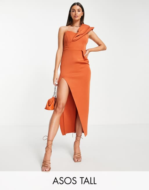 ASOS DESIGN Tall - Midi bodycon-kokerjurk met blote schouder en geplooid detail in roestbruin