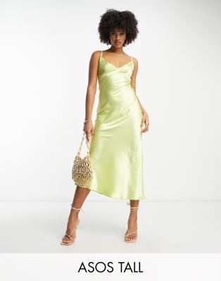 ASOS DESIGN Tall - Midi-Slipkleid aus gehämmertem Satin in Limettengrün mit spitz zulaufenden Ausschnitt