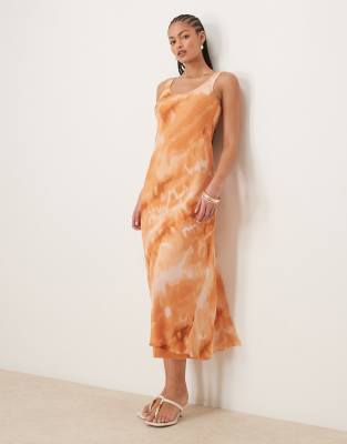 ASOS DESIGN Tall - Midi-Trägerkleid aus Chiffon mit U-Ausschnitt und orangefarbenem Batikmuster-Bunt