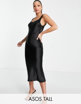 ASOS DESIGN Tall - Midi-Trägerkleid aus Satin in Schwarz mit U-Ausschnitt