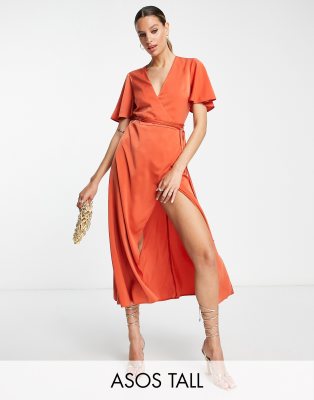 ASOS DESIGN Tall - Midi-Wickelkleid aus Satin in Rostrot mit Flatterärmeln und Bindedetail-Braun