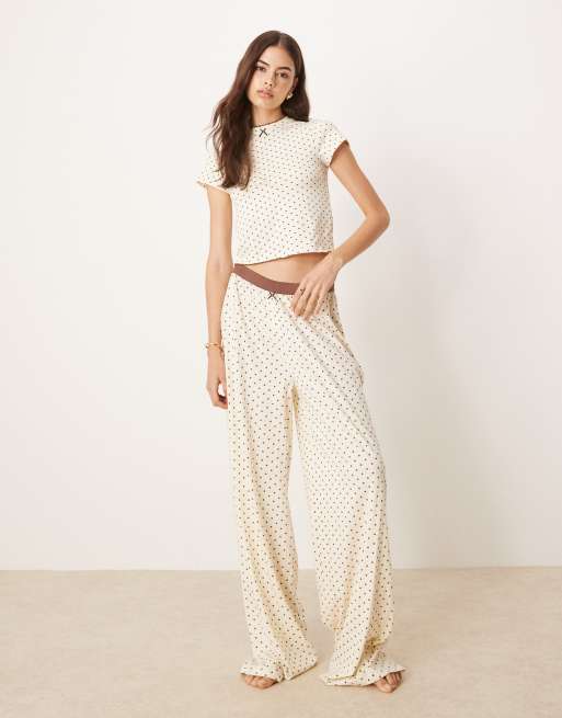 ASOS DESIGN Tall – Mieszaj i łącz – Kremowe spodnie od piżamy w brązowe groszki z szerokimi nogawkami i aksamitnym wykończeniem