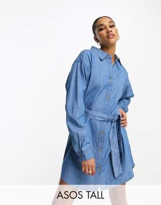 ASOS DESIGN Tall - Mini-Jeanskleid in mittlerer Waschung mit Bindegürtel-Blau