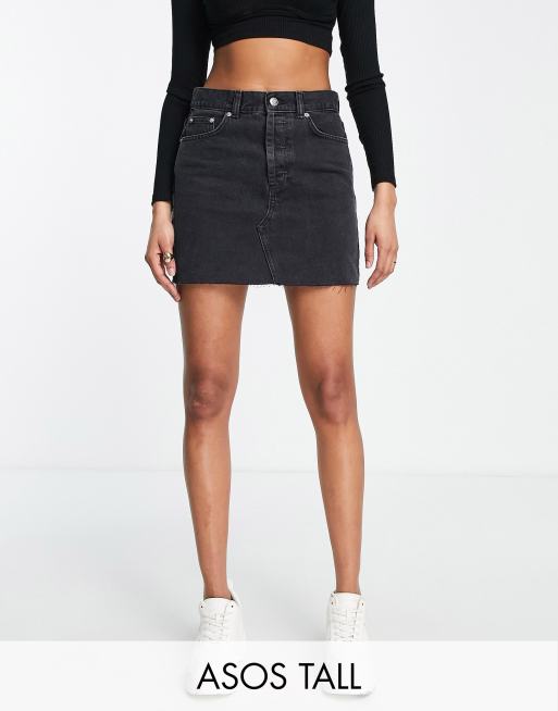 ASOS DESIGN Tall - Mini-jupe à taille mi-haute en denim authentique - Noir délavé