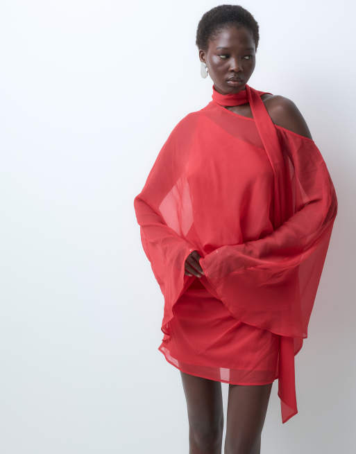 ASOS DESIGN Tall miniklänning med bara axlar i chiffong med cape och scarf i rött, 5 av 5
