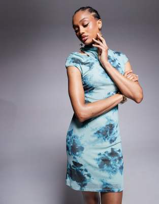 ASOS DESIGN Tall - Minikleid aus Netzstoff in Blau mit verschwommenem Blumenprint, kurz angeschnittenen Ärmeln und Schli...