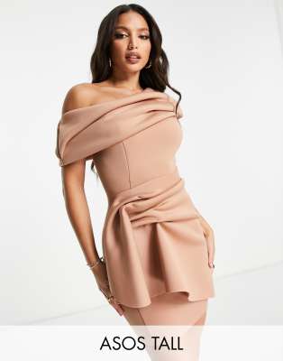 ASOS DESIGN Tall - Minikleid in Korkbraun mit abfallender Schulterpartie und Faltendetail-Neutral