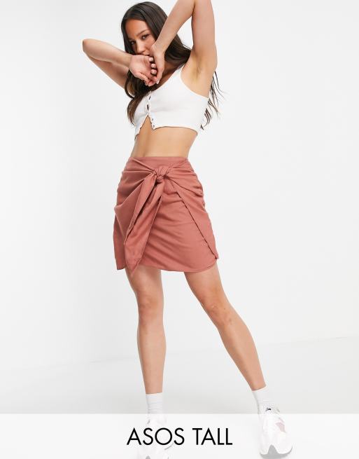 ASOS DESIGN Tall - Mininederdel med knude og slå om-detalje i terrakotta