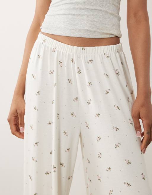 ASOS DESIGN Tall - Mix en match - Ajourgebreide pyjamabroek met roze rozenknopjesprint, 3 van 5