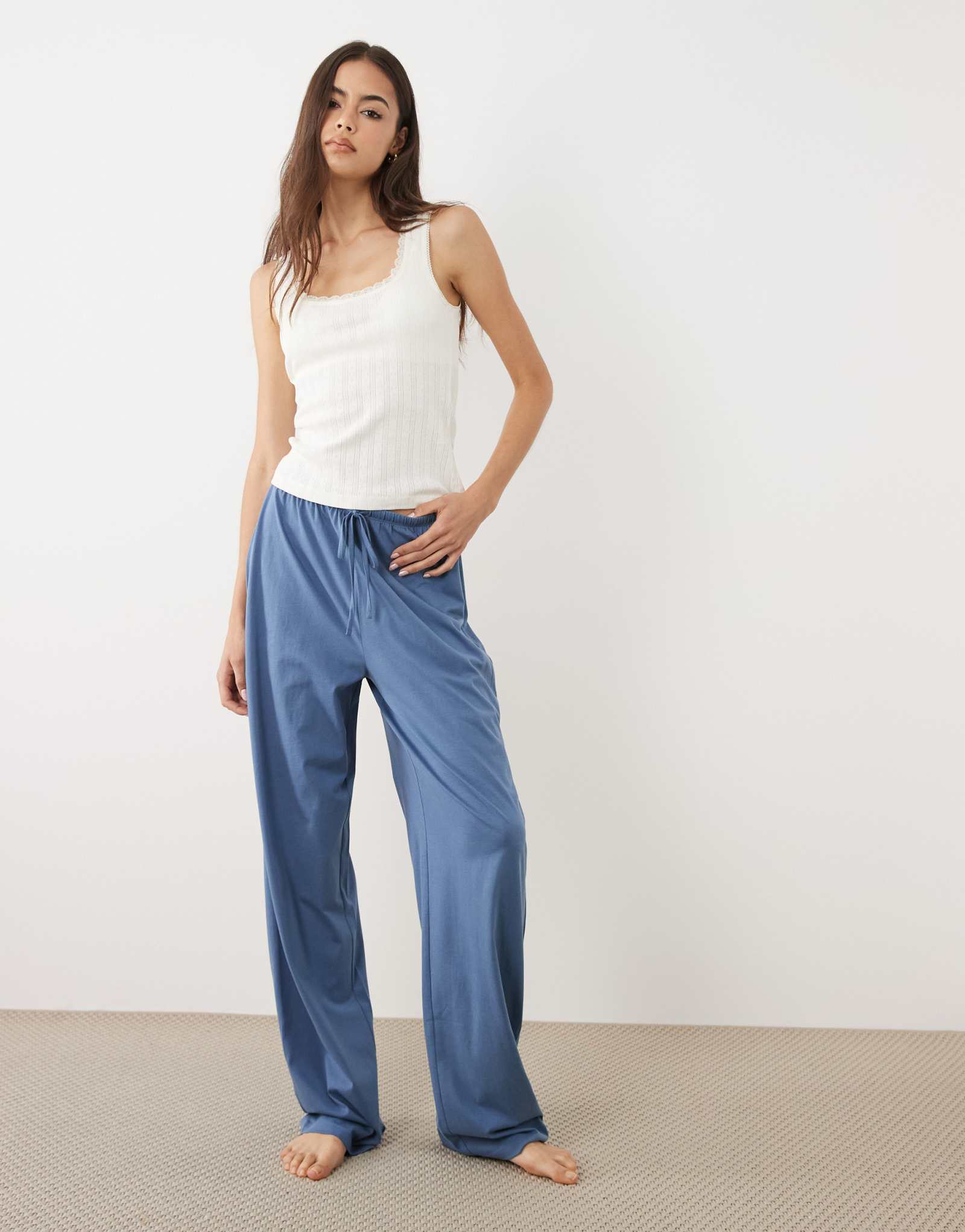 ДИЗАЙНЕРСКИЕ высокие пижамные брюки ASOS из хлопка в сочетании с джинсами синего цвета denim blue